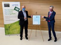 Anlässlich des 10. Jahrestages ihrer Mitgliedschaft gratulierte Dr. Claudia Rainfurth, Referentin Industrie 4.0 und Ressourceneffizienz der IHK Karlsruhe, Dr. Olaf Heil, dem Technischen Geschäftsführer der Stadtwerke.
