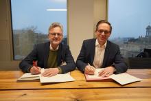 Karlsruhes Oberbürgermeister Dr. Frank Mentrup (links) und Christian Höglmeier, technischer Geschäftsführer der VBK und der AVG, bei der Vertragsunterzeichnung.